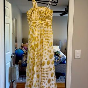 It is beautiful dress it doesn’t fit me anymore